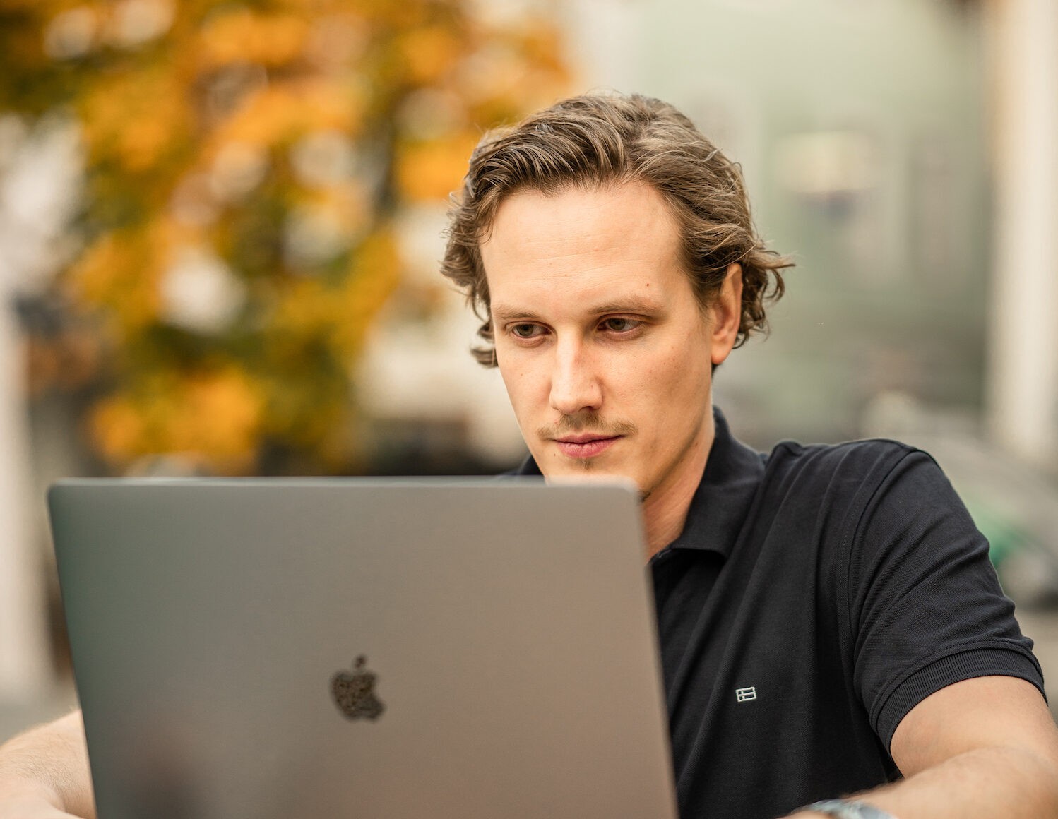 Thomas Steiner bei der Arbeit am Laptop